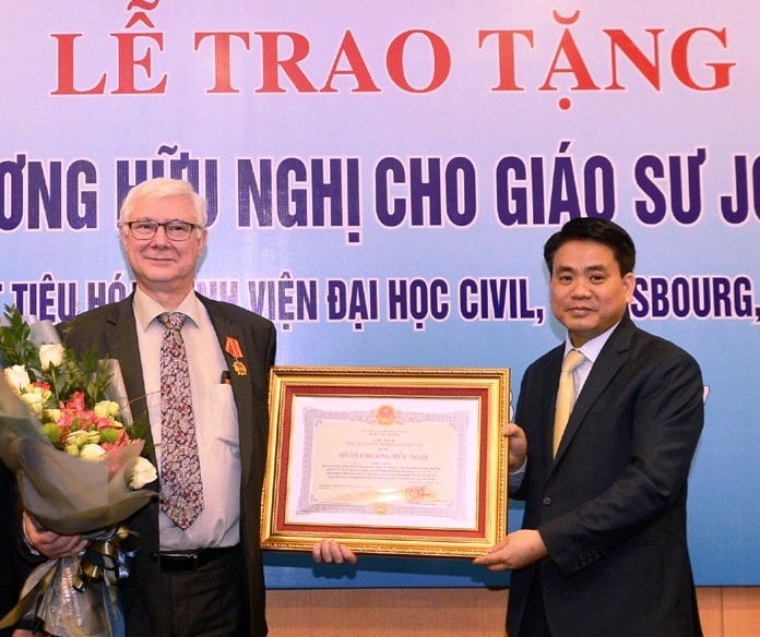 Trao tặng Huân chương Hữu nghị cho Giáo sư Joel Leroy, Cộng hòa Pháp - ảnh 1